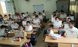 Trăn trở trước bức ảnh 'cả lớp giơ giấy khen, mình em lẻ loi': Có phải bệnh thành tích?