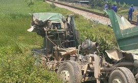 Tàu hỏa tông xe ben 'bay' 10 m, tài xế tử vong trong cabin bẹp nát