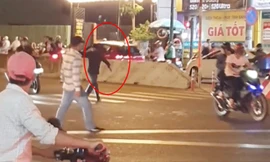 Nam thanh niên ngáo đá cầm rìu dọa chém người trong đêm