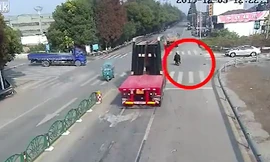 Người đi xe máy bị 'chôn vùi' dưới những mảnh kính vỡ