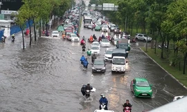 Mưa lớn, đường thành sông, người Sài Gòn ì oạp vượt sóng về nhà