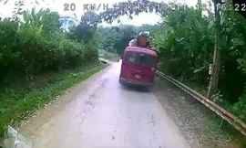 Lao như tên bắn xuống dốc, cậu bé thoát chết thần kỳ dưới bánh xe khách
