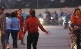 Cận kề trận Việt Nam-UAE, dân phe bán tháo vé, chấp nhận lỗ