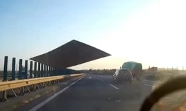 Đột nhiên bị tấm ván đập vào kính chắn gió