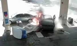 Ford Mustang đâm vào cây xăng gây cháy dữ dội