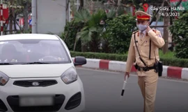 CLIP: Tài xế bỏ xe ôtô khi bị kiểm tra nồng độ cồn ở Hà Nội