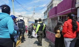 Video nam sinh gặp họa bất ngờ vì giẫm phải dây cáp lộ thiên