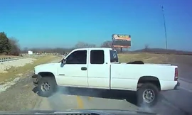 Phanh gấp, xe bán tải Chevrolet quay ngang giữa đường