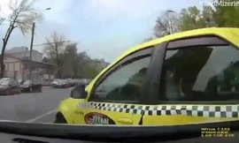 Taxi rẽ không quan sát bị ôtô phía sau đâm cực mạnh