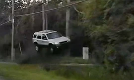 SUV bay khỏi đường lao vào bụi rậm