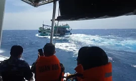 CLIP: Biên phòng nổ súng bắt tàu chở dầu không rõ nguồn gốc