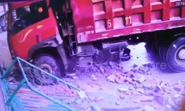 Xe tải mất lái húc đổ cổng trường mẫu giáo