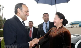 Chủ tịch Hạ viện Maroc Habib El Malki đón Chủ tịch Quốc hội Nguyễn Thị Kim Ngân tại sân bay quốc tế Rabat Salle ở thủ đô Rabat. (Ảnh: Trọng Đức/TTXVN)