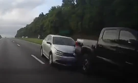 Phóng với tốc độ chóng mặt, sedan gây tai nạn liên hoàn