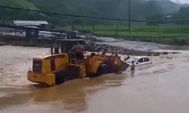 Cố tình qua đập tràn khi nước lũ, ô tô bị cuốn trôi