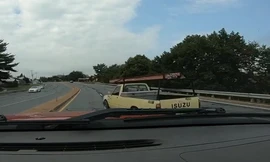 Xe bán tải chạy mất hút sau khi tạt đầu ôtô