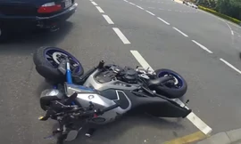 Ngã sấp mặt khi vừa lái môtô vừa ngắm gái