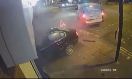 Vượt quá tốc độ, sedan BMW đâm văng xe van đang qua giao lộ