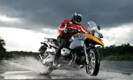 Lái xe máy trong trời mưa cần chú ý nhiều vấn đề. Ảnh: Visordown