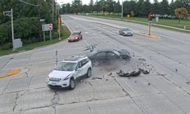 Vượt đèn đỏ, hai ôtô lao vào nhau cực mạnh