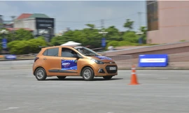 Ôtô cỡ nhỏ cùng đua tài trên sân bê tông