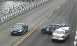 Chuyển làn không quan sát, ôtô nhận 'cái kết đắng'