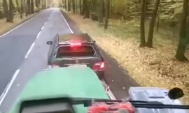 Máy kéo đâm vỡ kính ôtô 'cà khịa' trên đường