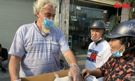 Vì dịch COVID-19, 'ông Tây' bán chuối chiên mưu sinh ở vỉa hè TPHCM