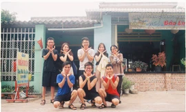 Tấm ảnh vừa chụp bằng máy ảnh phim giống như những tấm ảnh cũ trong album kỷ niệm của gia đình, bạn bè