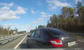 Gặp họa khi quyệt nhẹ vào ôtô khác ở vận tốc 160 km/h