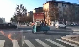 Sau va chạm, xe ba gác xoay vòng giữa đường