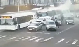 Xe bus lao thẳng vào đám đông dừng đèn đỏ gây 'tai nạn thảm khốc'
