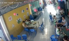 Phẫn nộ bảo mẫu đánh liên tiếp vào đầu trẻ