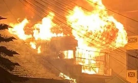 Cháy nhà ba tầng ở Sapa, du khách tháo chạy