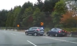 Ôtô bất ngờ đâm vào xe cảnh sát đang làm nhiệm vụ