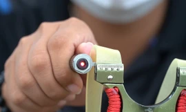 Chứng kiến sự nguy hiểm chết người của ná bi sắt gắn laser bán dạo ở Hà Nội
