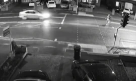 Ford Focus 'gặp họa' khi tránh cậu bé đạp xe qua đường