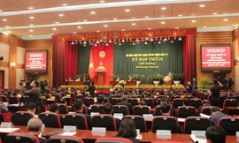 Ông Lê Khắc Nam cho biết, việc tặng quà người dân đã được Ban Thường vụ, Cấp ủy chính quyền thông qua và HĐND biểu quyết 100%