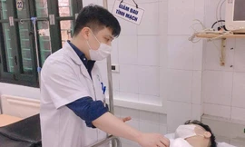 Đang hoạt động máy dập công nghiệp bị lỗi, nam thanh niên phải cắt cụt 4 ngón tay