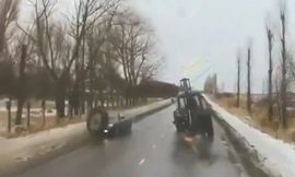 Máy kéo bỗng rơi bánh, 'gây họa' cho ôtô