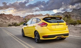 Ford tái triệu hồi hàng chục nghìn xe Focus có nguy cơ 'méo' bình xăng