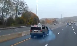 Honda Civic liên tục 'cà khịa' SUV Hummer trước mặt xe container