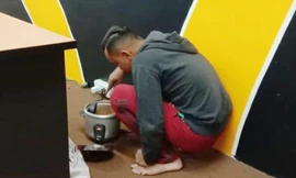 Chàng trai nấu ăn ở phòng làm việc để tiết kiệm tiền