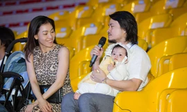 Đạo diễn Hoàng Nhật Nam vừa bế con, vừa chỉ đạo tổng duyệt Miss World Việt Nam
