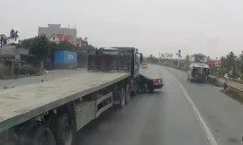 Chuyển làn không quan sát, xe đầu kéo húc trúng sedan
