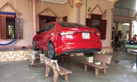 Chủ xe ở Nghệ An chống ngập cho ôtô nhờ ghế đá và gạch