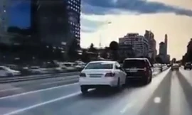 Sedan màu trắng nhận 'quả đắng' khi cố gắng trả đũa trên đường