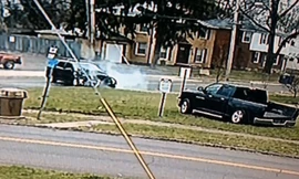 Chạy trốn cảnh sát, tài xế lái SUV đâm xe bán tải xoay vòng tại giao lộ