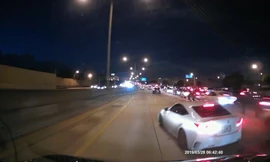  Sedan rẽ đột ngột, hàng loạt xe gặp tai nạn liên hoàn