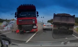 Vượt đèn đỏ, xe container tông nát nhiều ôtô 